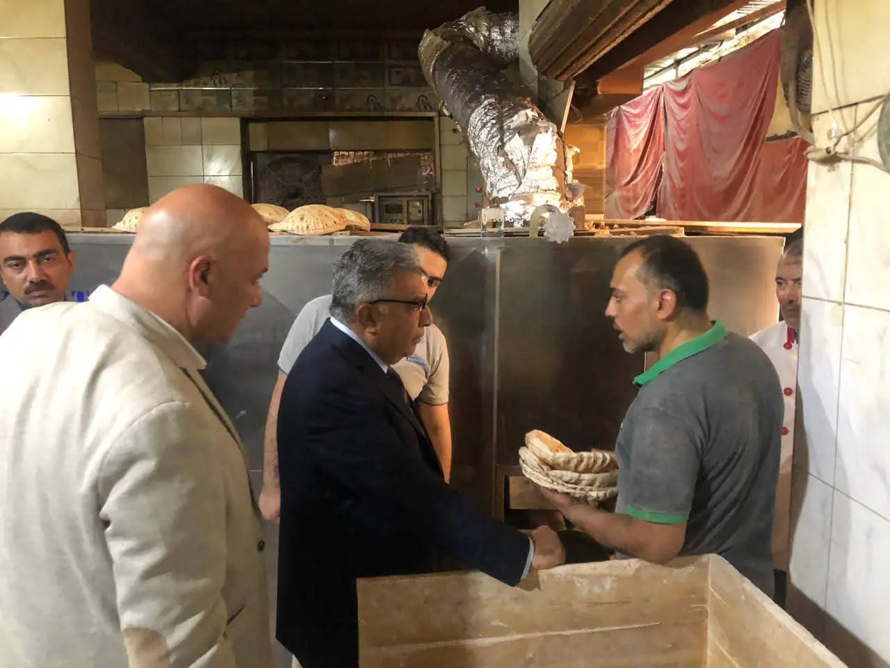 محافظ الدقهلية يشدد على منع تجميع البطاقات خلال جولة مفاجئة على المخابز بالمنصورة - fb img 1774348686650