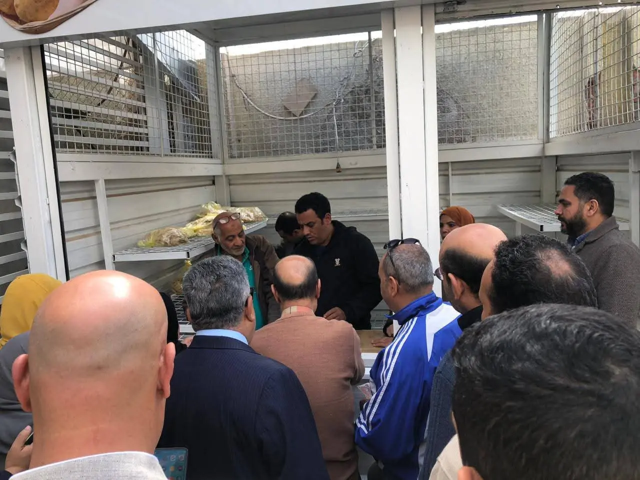 محافظ الدقهلية يشدد على منع تجميع البطاقات خلال جولة مفاجئة على المخابز بالمنصورة - fb img 1774348702543