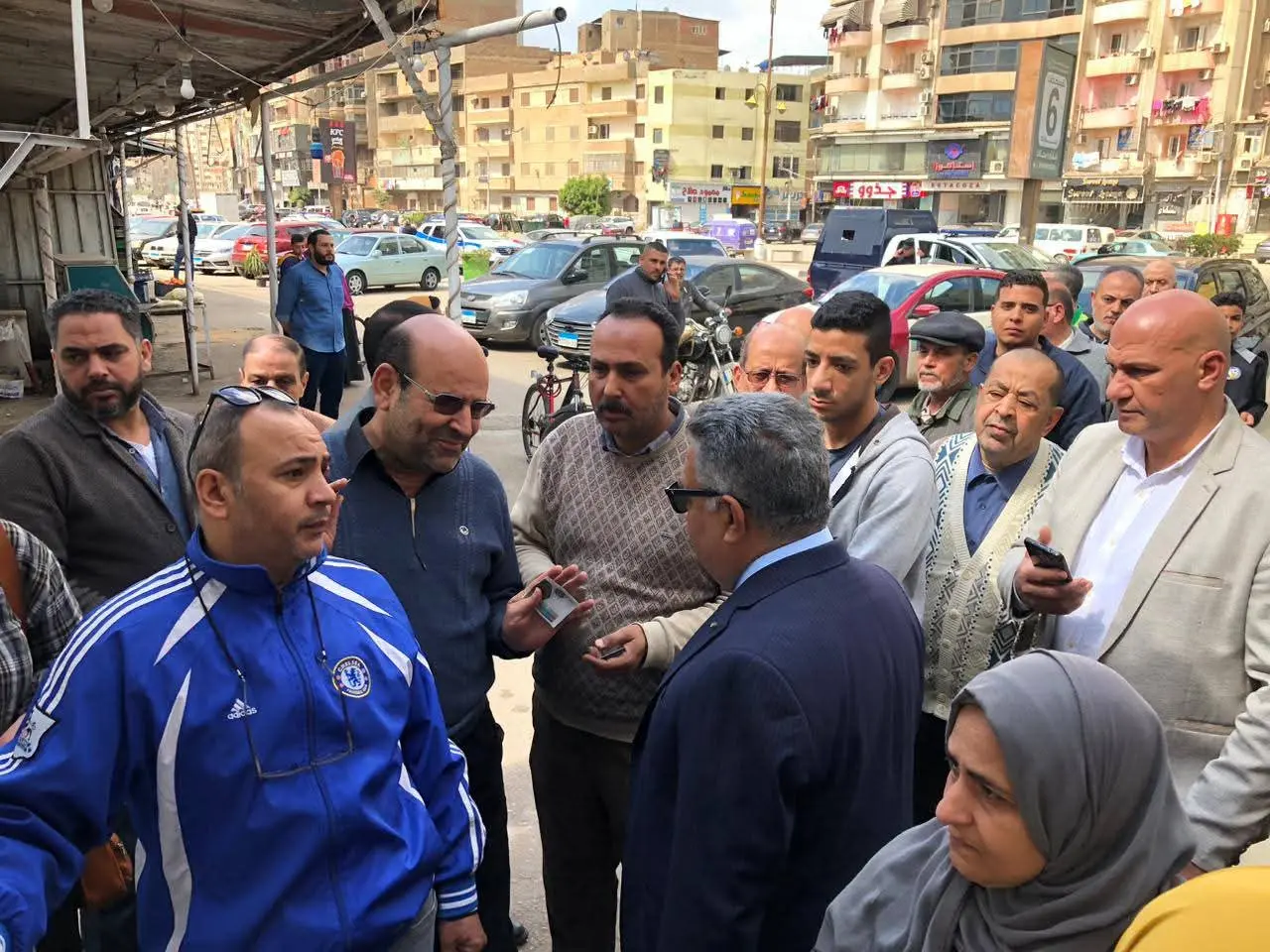 محافظ الدقهلية يشدد على منع تجميع البطاقات خلال جولة مفاجئة على المخابز بالمنصورة - fb img 1774348706091