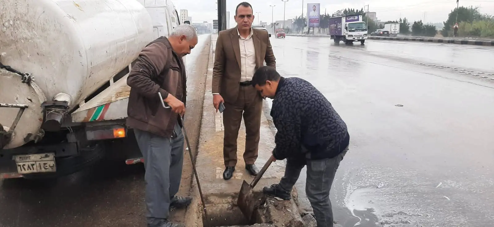 رئيس مدينة دمنهور يتابع ميدانيًا  جهود تصريف مياه  الأمطار ويشدد على رفع درجة الإستعداد القصوى