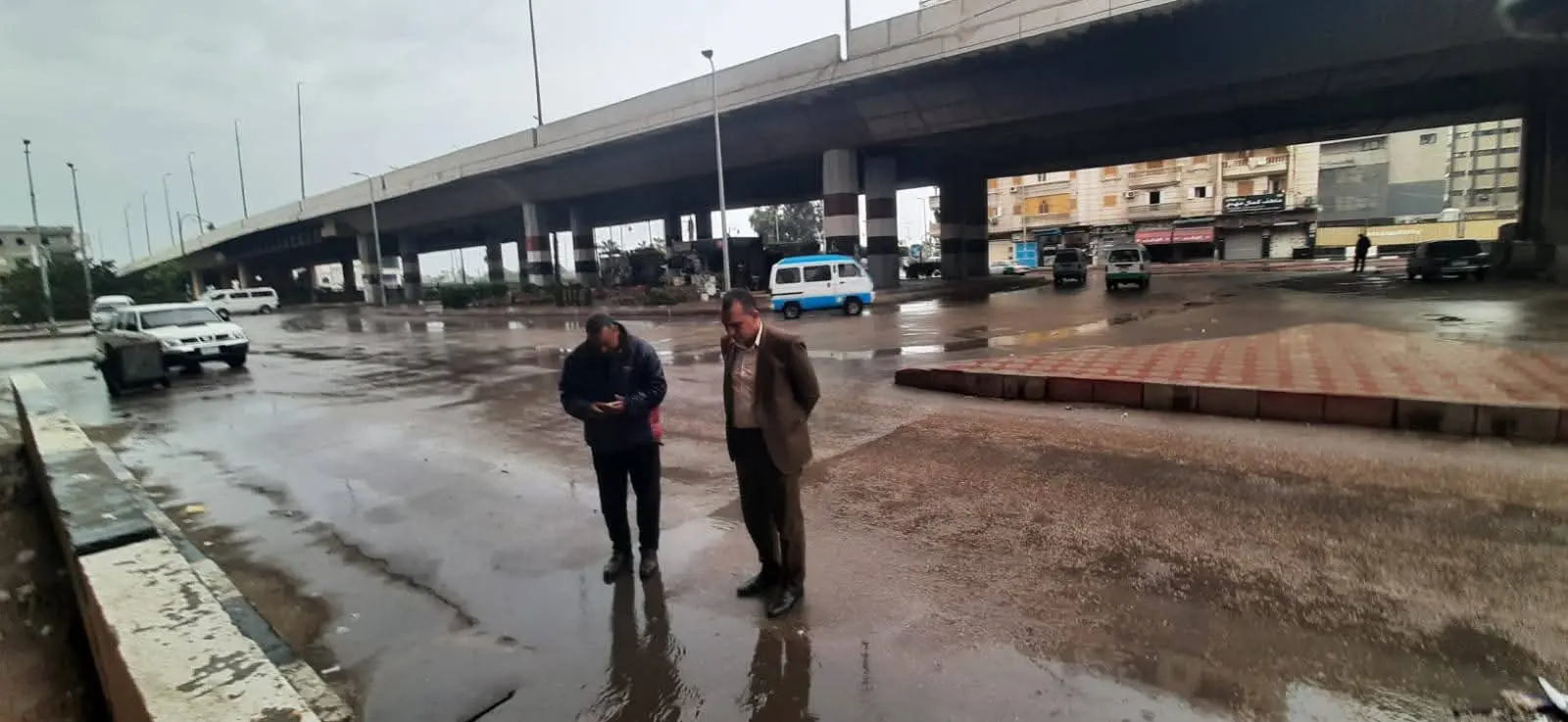 رئيس مدينة دمنهور يتابع ميدانيًا جهود تصريف مياه الأمطار ويشدد على رفع درجة الإستعداد القصوى - fb img 1774425328763