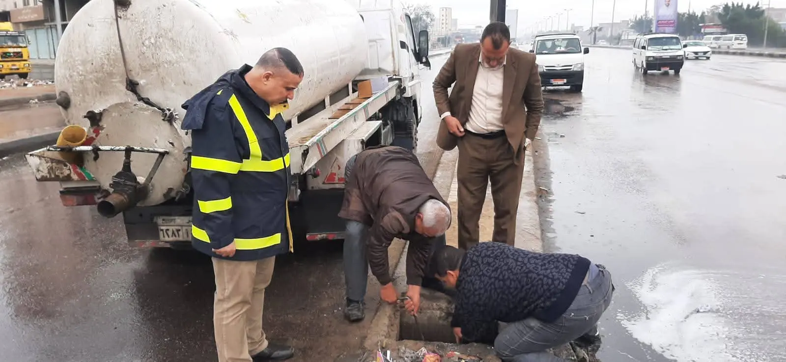 رئيس مدينة دمنهور يتابع ميدانيًا جهود تصريف مياه الأمطار ويشدد على رفع درجة الإستعداد القصوى - fb img 1774425336540