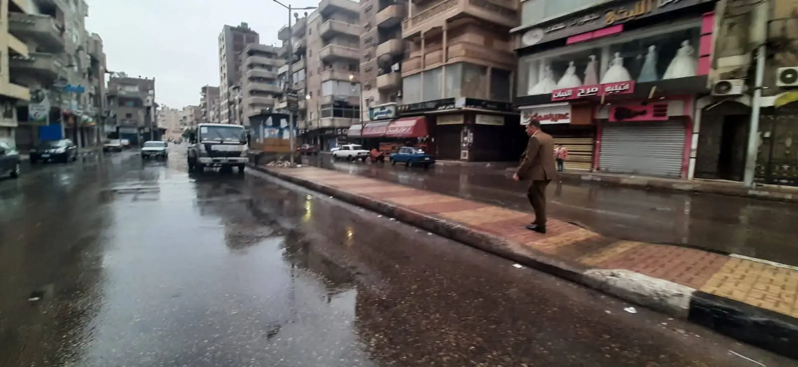 رئيس مدينة دمنهور يتابع ميدانيًا جهود تصريف مياه الأمطار ويشدد على رفع درجة الإستعداد القصوى - fb img 1774425361517