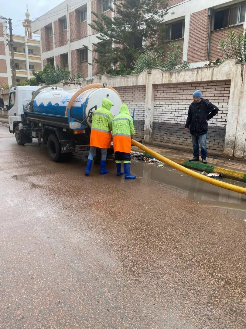 «مياه البحيرة» تواصل رفع تجمعات الأمطار بجميع مراكز ومدن المحافظة - fb img 1774428812513