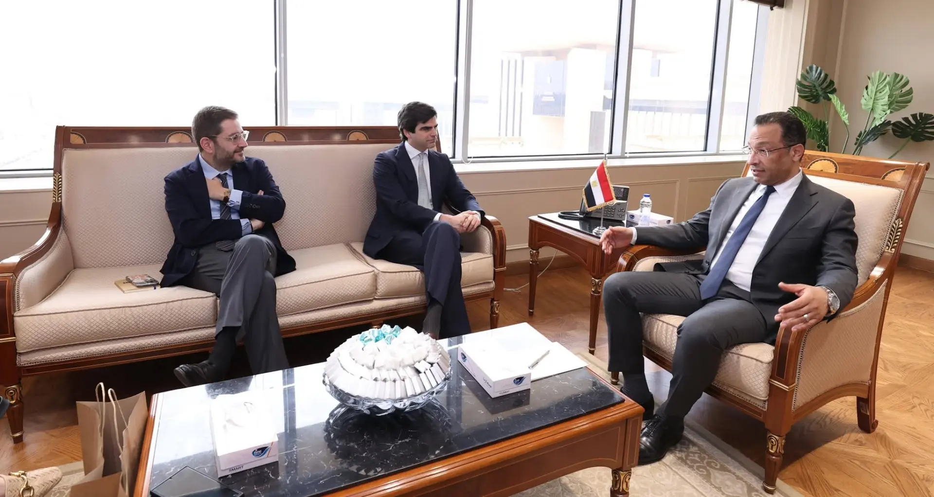 وزير الاتصالات يبحث مع جامعة IE الإسبانية التعاون في بناء القدرات الرقمية للشباب