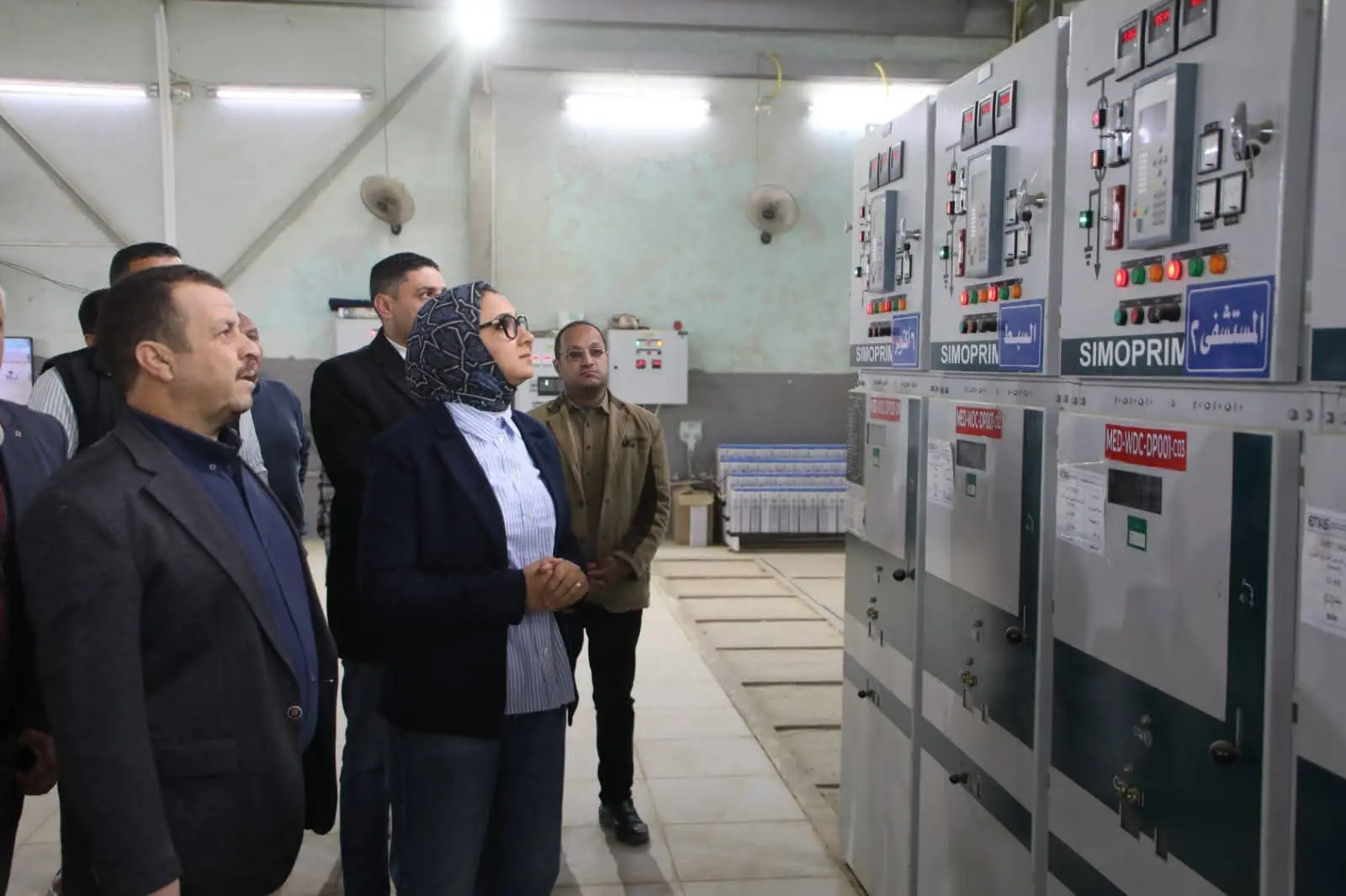 محافظ الوادي الجديد تتابع انتظام خدمات الكهرباء وطوارئ مجابهة الأعطال