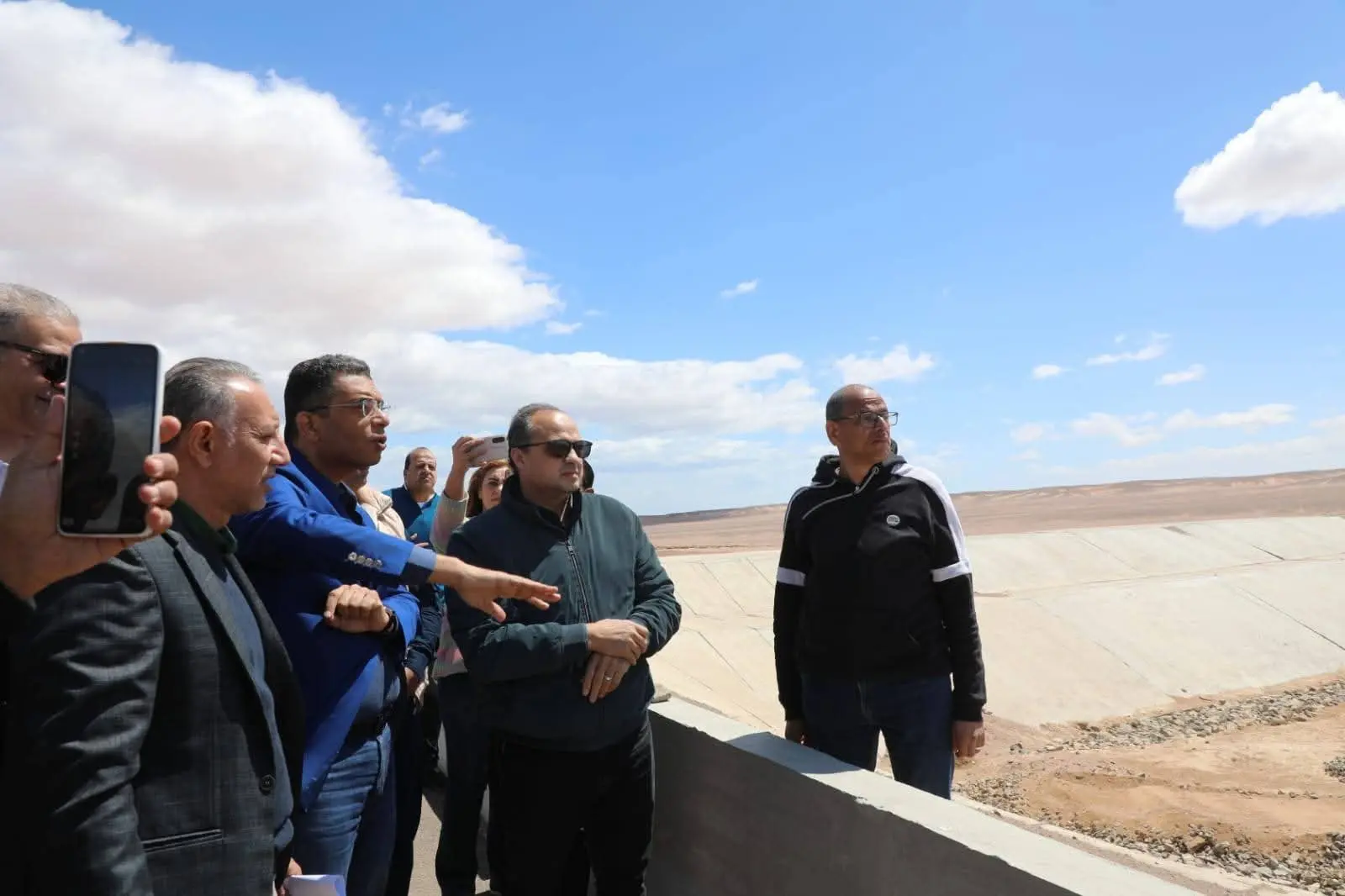 محافظ البحر الأحمر يتأكد من جاهزية البرابخ وحاجز التوجيه بالكيلو 8 لمواجهة التقلبات الجوية بمدينة رأس غارب - fb img 1774521267288