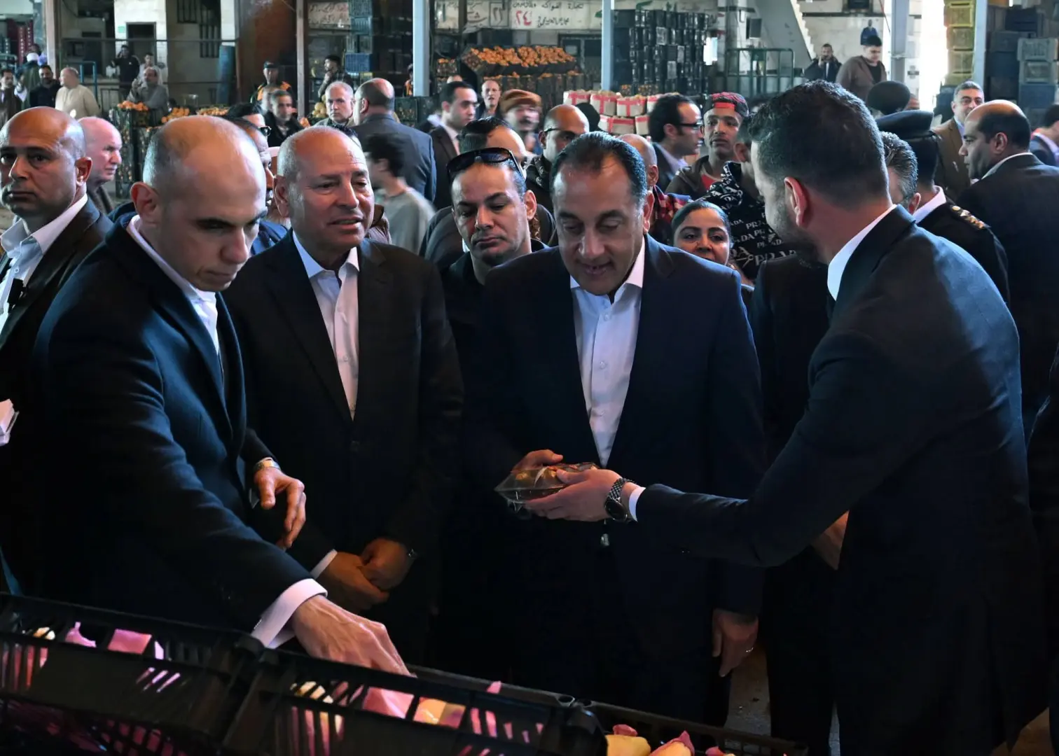 رئيس الوزراء يتفقد مكونات سوق العبور لتجارة الجملة وقطاعاتها المختلفة - fb img 1774697917845