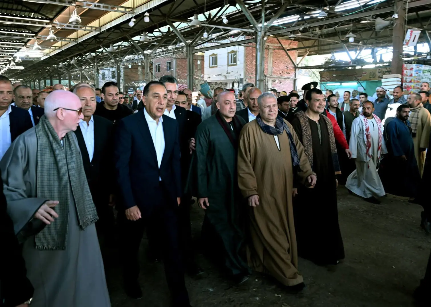 رئيس الوزراء يتفقد مكونات سوق العبور لتجارة الجملة وقطاعاتها المختلفة - fb img 1774697922104
