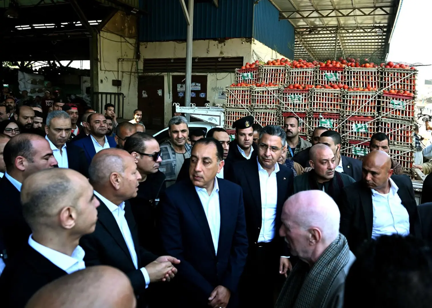 رئيس الوزراء يتفقد مكونات سوق العبور لتجارة الجملة وقطاعاتها المختلفة - fb img 1774697932248