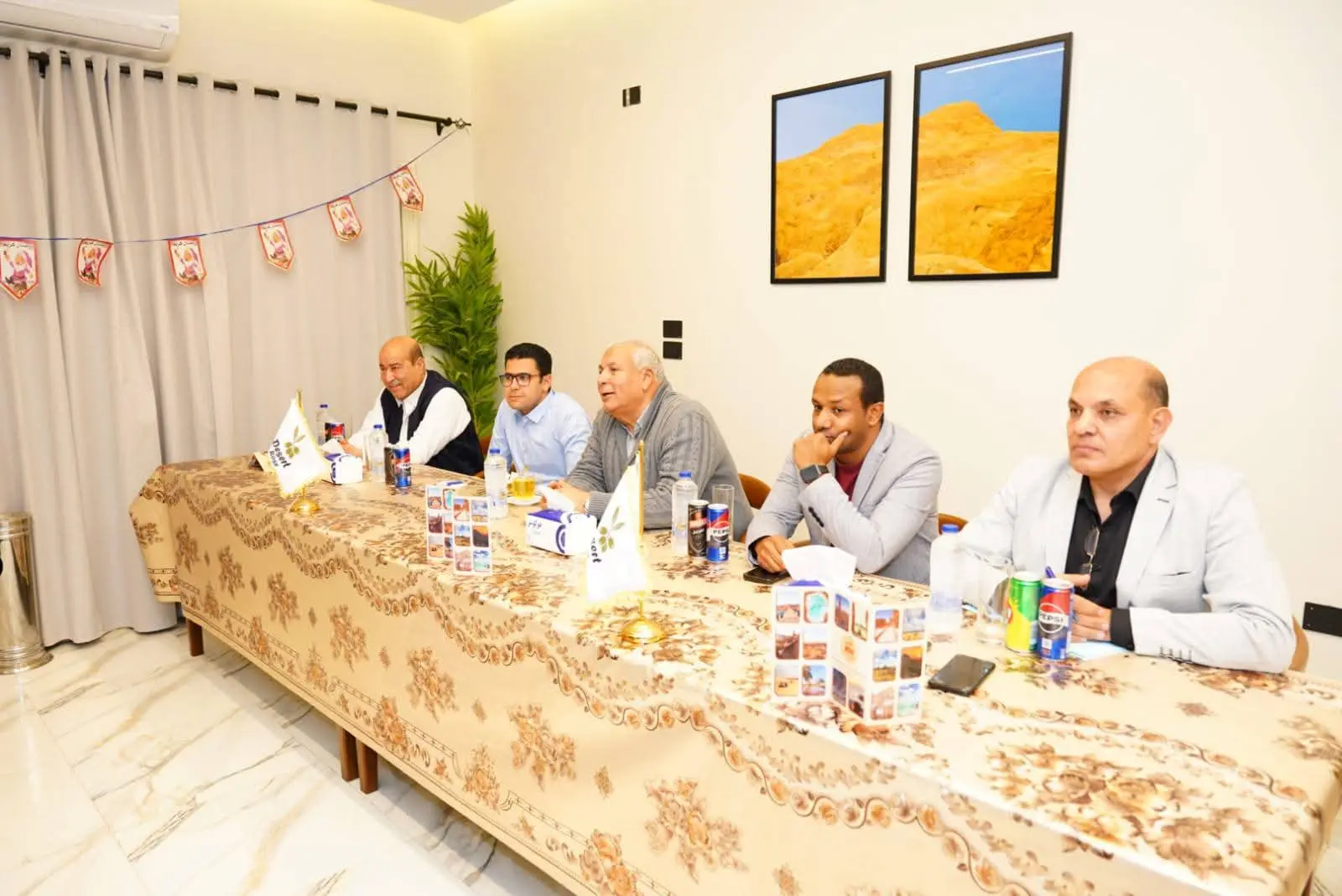 تطوير  "واحة الغروب".. محافظ مطروح يدرس تدشين خط طيران مباشر وتقنين أوضاع المنشآت السياحية بسيوة