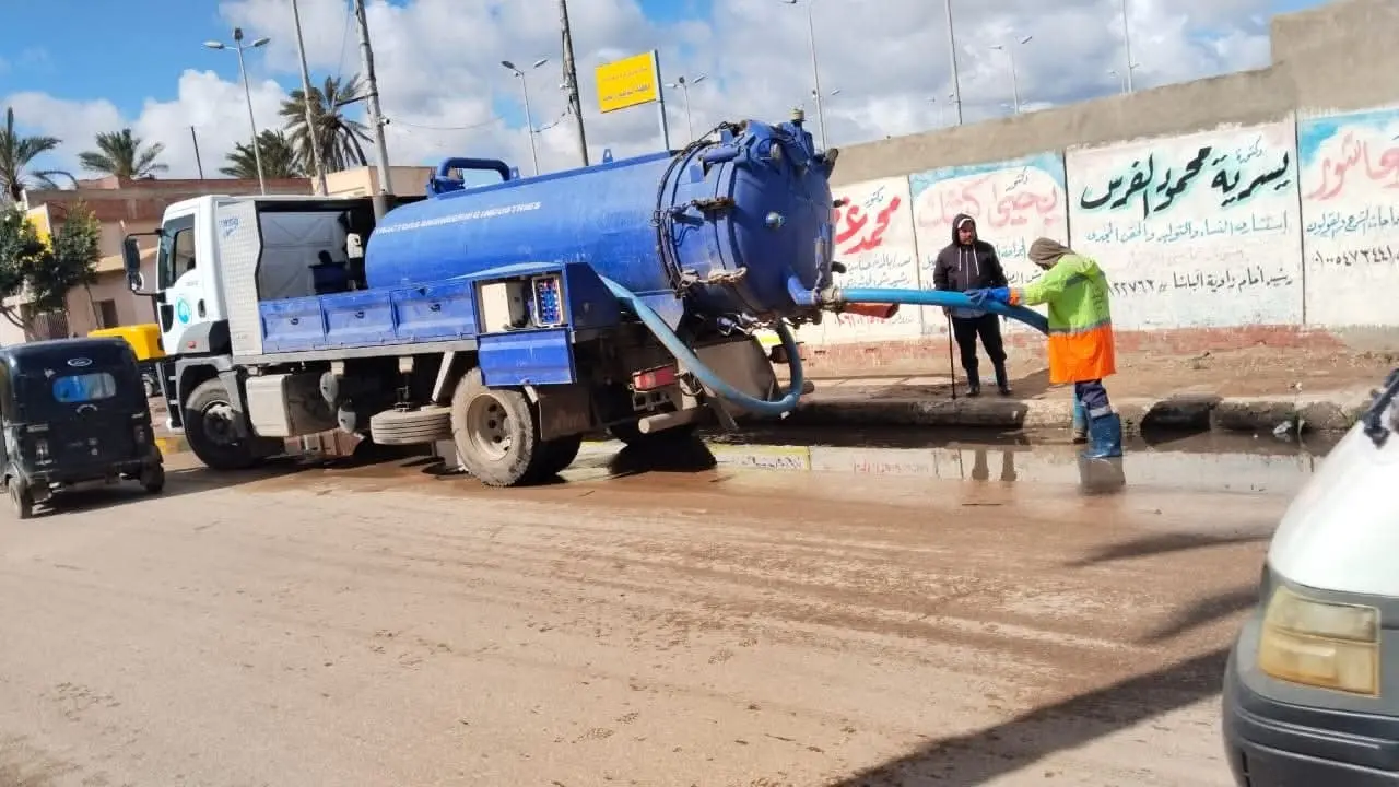 طوارئ في البحيرة والدفع بأكثر من 1500 معده وطاقم بالمدن والمراكز لرفع تراكمات مياه الأمطار أولاً بأول. - fb img 1775036127673