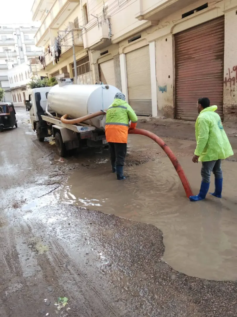 طوارئ في البحيرة والدفع بأكثر من 1500 معده وطاقم بالمدن والمراكز لرفع تراكمات مياه الأمطار أولاً بأول. - fb img 1775036159815