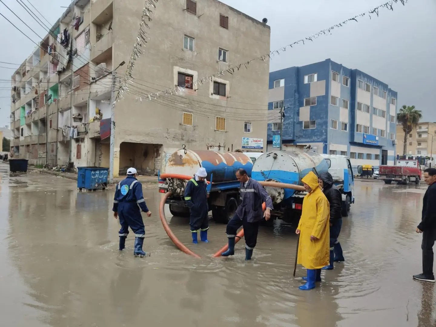 طوارئ في البحيرة والدفع بأكثر من 1500 معده وطاقم بالمدن والمراكز لرفع تراكمات مياه الأمطار أولاً بأول. - fb img 1775036196508 1