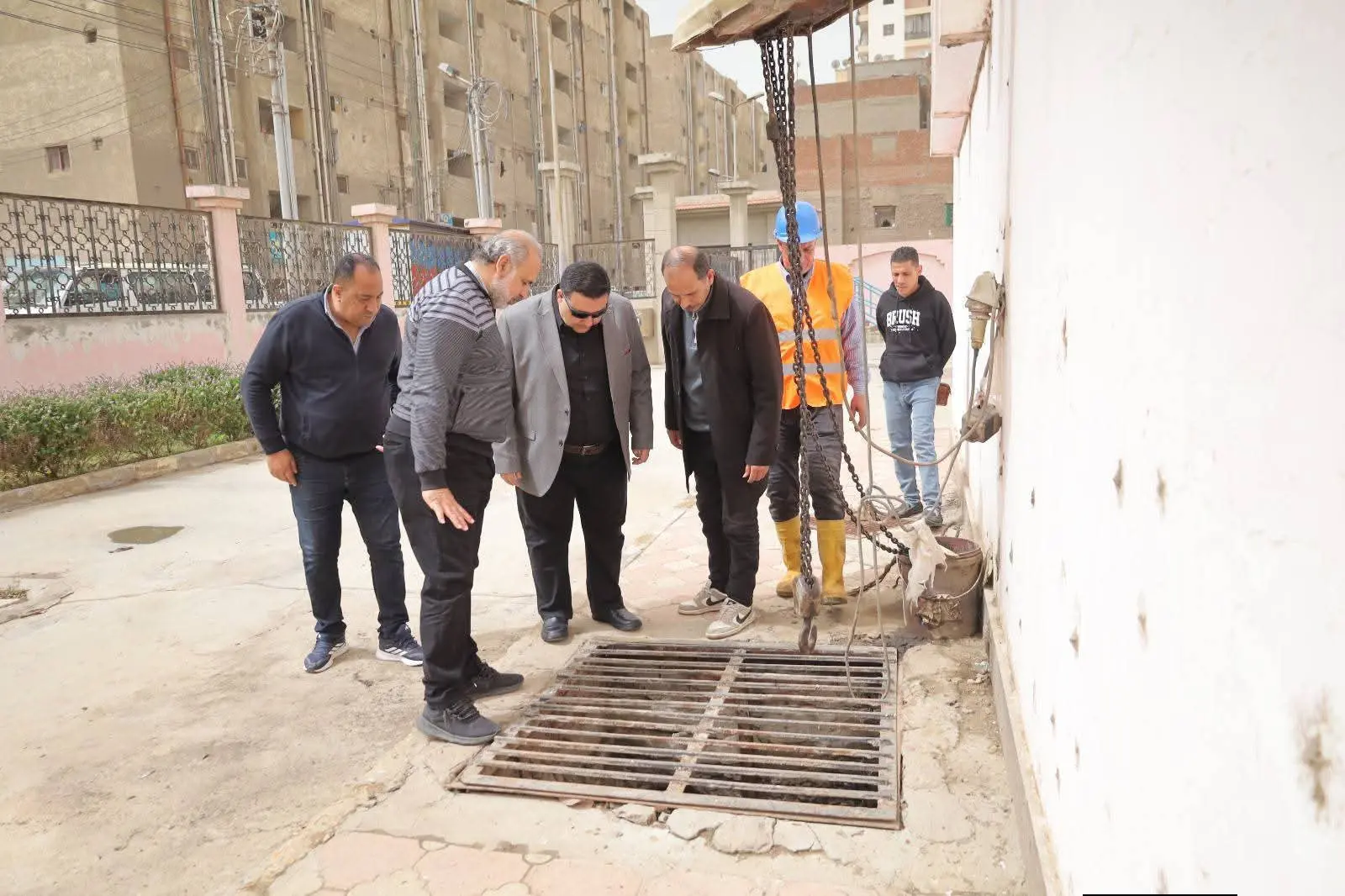 رئيس مياه البحيرة يتفقد رافع منشية الحرية بدمنهور ويشيد بجهود رجال الصرف الصحي - fb img 1775134884936