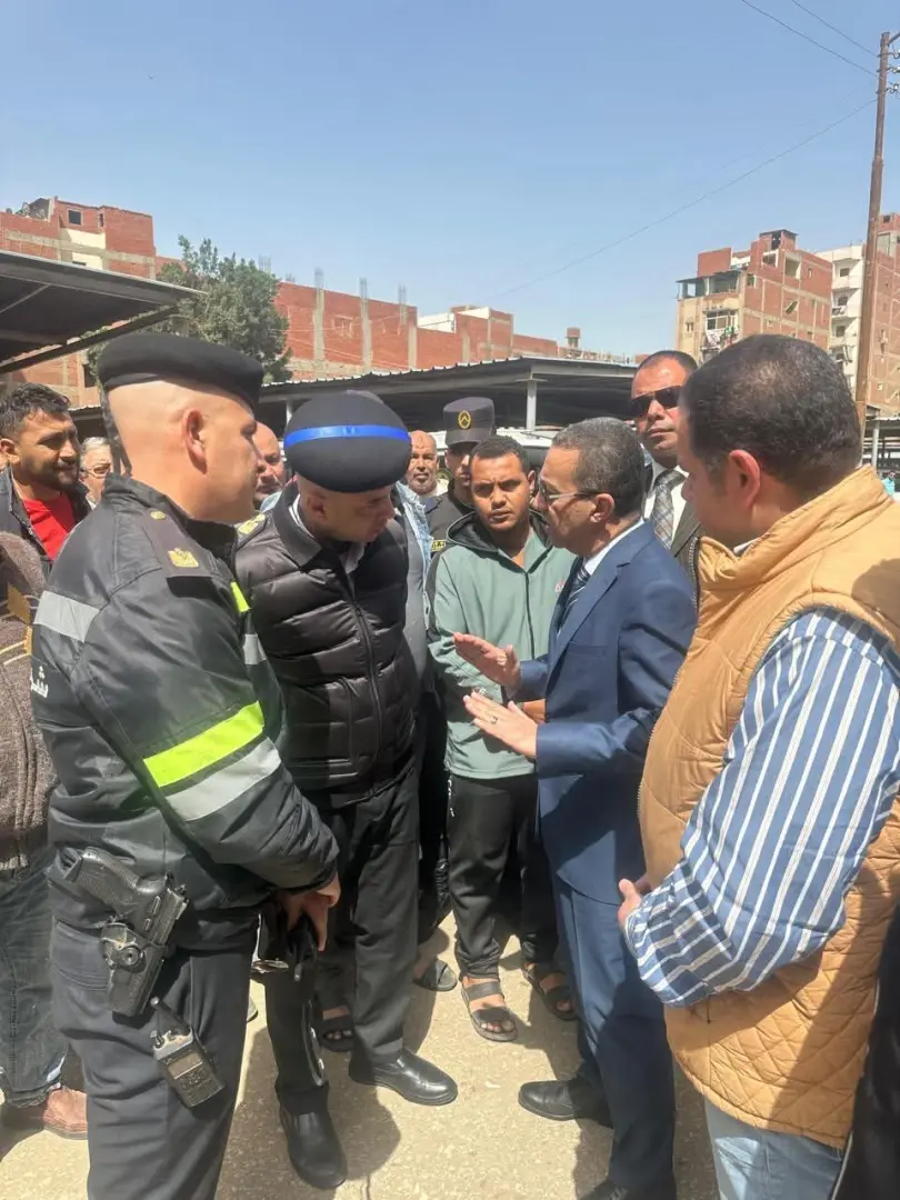 محافظ المنوفية يفاجئ مجمع مواقف شبين الكوم للتأكد من إنتظام  العمل والإلتزام بالتعريفة المقررة - fb img 1775296954457