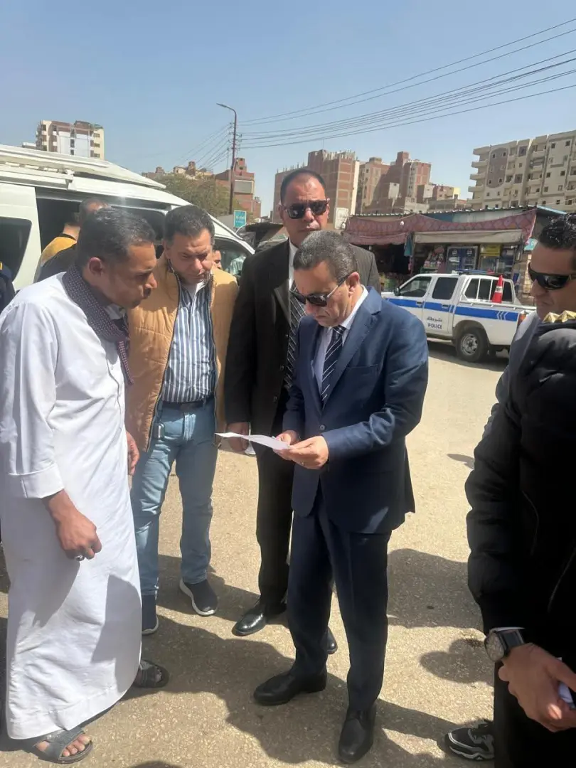 محافظ المنوفية يفاجئ مجمع مواقف شبين الكوم للتأكد من إنتظام  العمل والإلتزام بالتعريفة المقررة - fb img 1775296957381