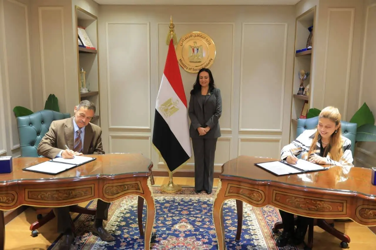 وزيرة التضامن الإجتماعي تشهد توقيع عقود تمويل المشروعات متناهية الصغر بين صندوق دعم الصناعات الريفية والبيئية وأربع جمعي - fb img 1775554455959