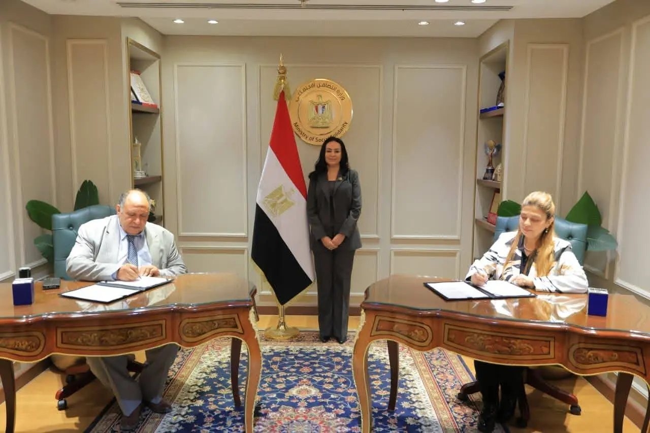 وزيرة التضامن الإجتماعي تشهد توقيع عقود تمويل المشروعات متناهية الصغر بين صندوق دعم الصناعات الريفية والبيئية وأربع جمعي - fb img 1775554458393