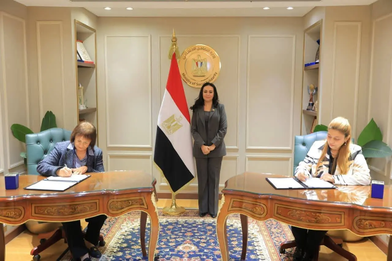 وزيرة التضامن الإجتماعي تشهد توقيع عقود تمويل المشروعات متناهية الصغر بين صندوق دعم الصناعات الريفية والبيئية وأربع جمعي - fb img 1775554461518