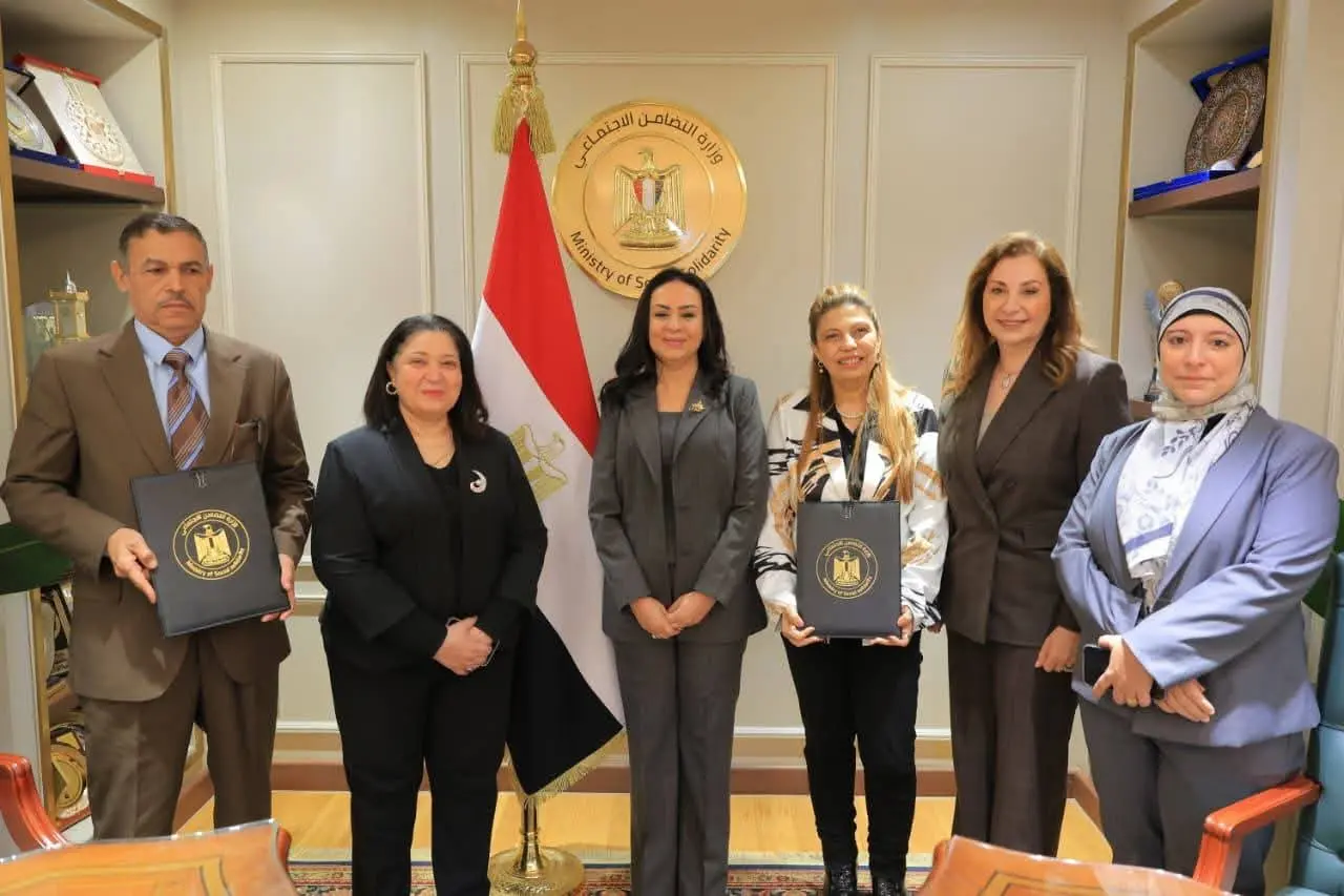 وزيرة التضامن الإجتماعي تشهد توقيع عقود تمويل المشروعات متناهية الصغر بين صندوق دعم الصناعات الريفية والبيئية وأربع جمعي - fb img 1775554463956