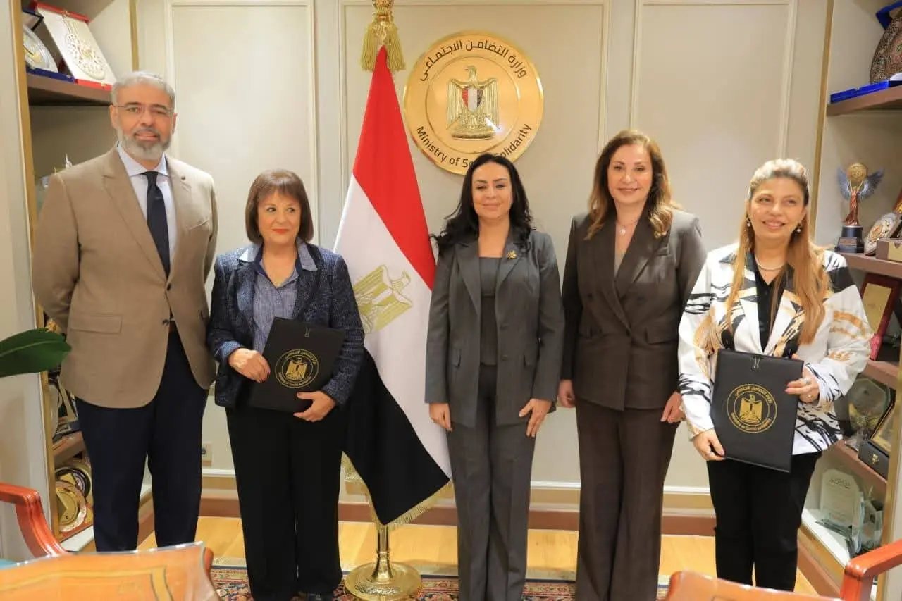 وزيرة التضامن الإجتماعي تشهد توقيع عقود تمويل المشروعات متناهية الصغر بين صندوق دعم الصناعات الريفية والبيئية وأربع جمعي - fb img 1775554466487