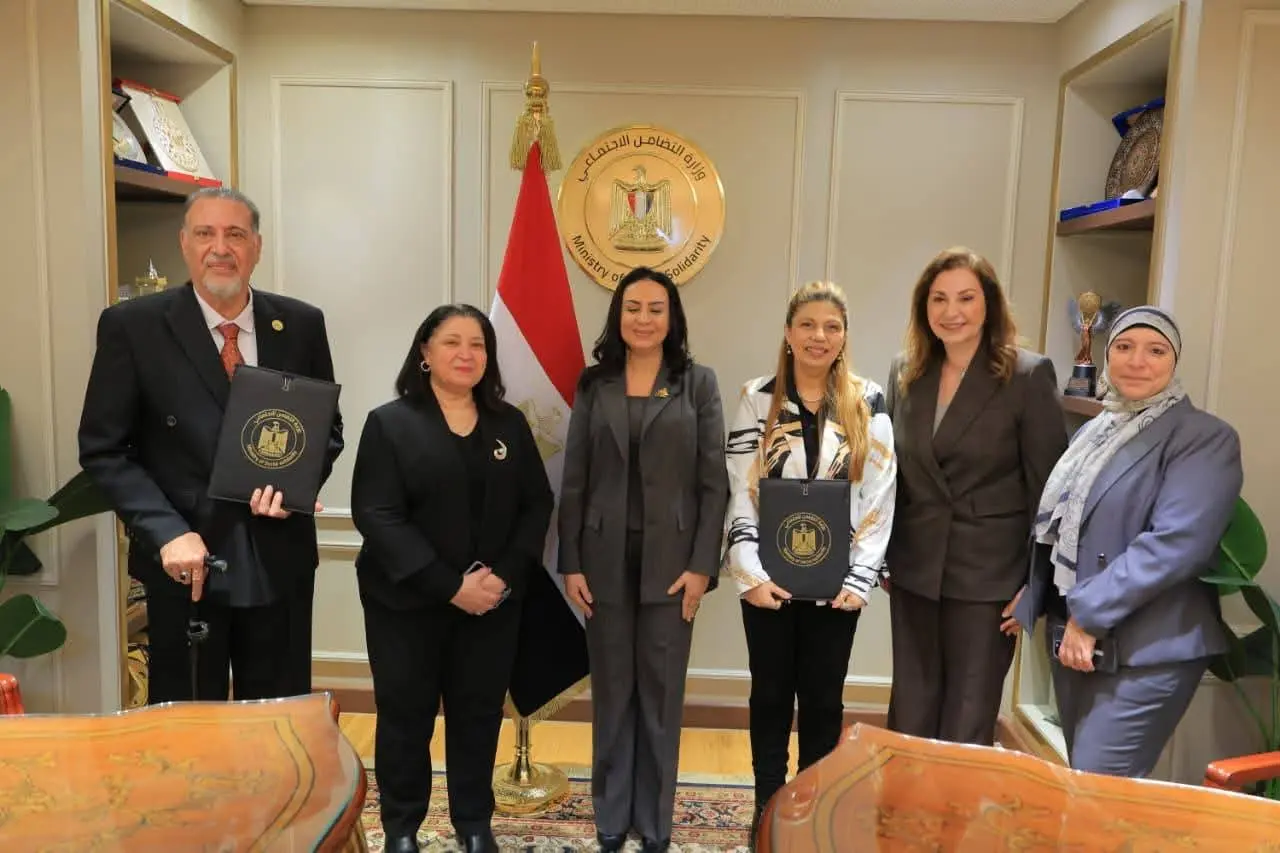 وزيرة التضامن الإجتماعي تشهد توقيع عقود تمويل المشروعات متناهية الصغر بين صندوق دعم الصناعات الريفية والبيئية وأربع جمعي - fb img 1775554469860