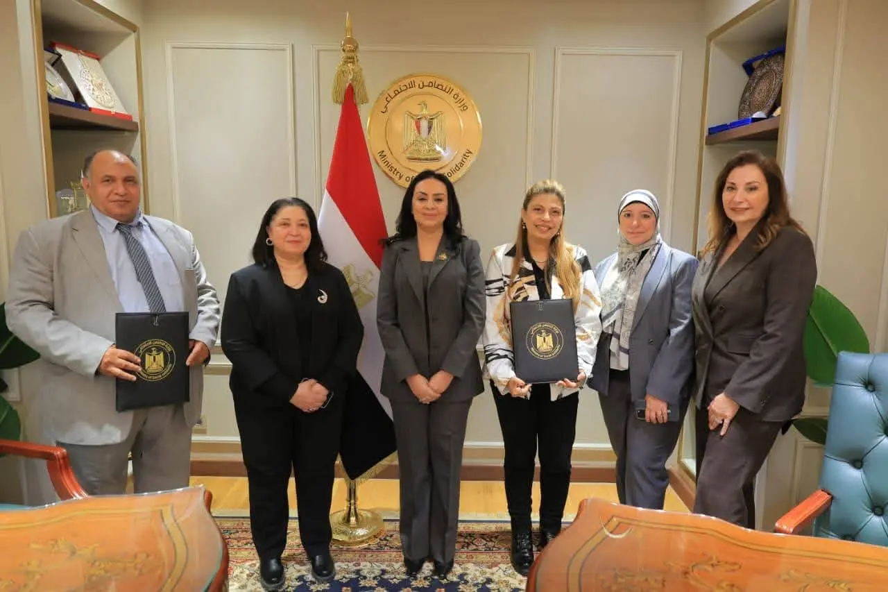 وزيرة التضامن الإجتماعي تشهد توقيع عقود تمويل المشروعات متناهية الصغر بين صندوق دعم الصناعات الريفية والبيئية وأربع جمعي - fb img 1775554472850 1