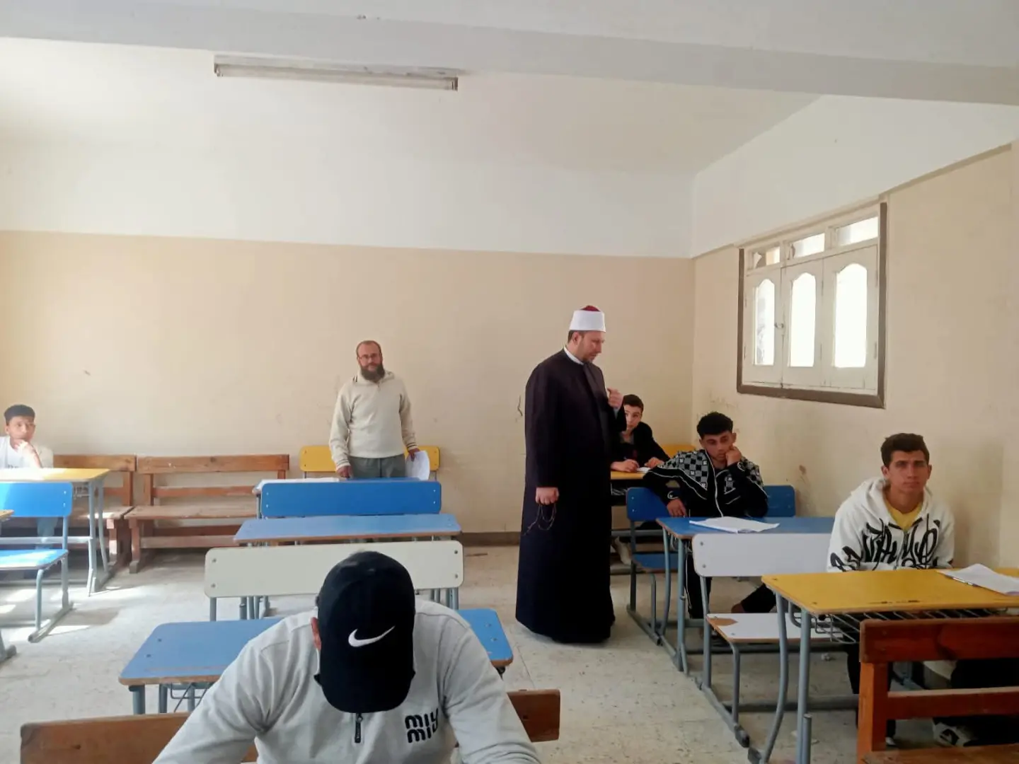 رئيس منطقة الإسكندرية الأزهرية يتابع انطلاق امتحانات النقل الثانوي بمعاهد العامرية