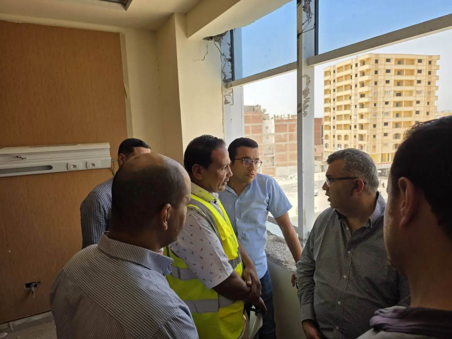 مساعد وزير الصحة للمشروعات القومية ؛ يتفقد الأعمال الإنشائية بمستشفى بدر الجديد