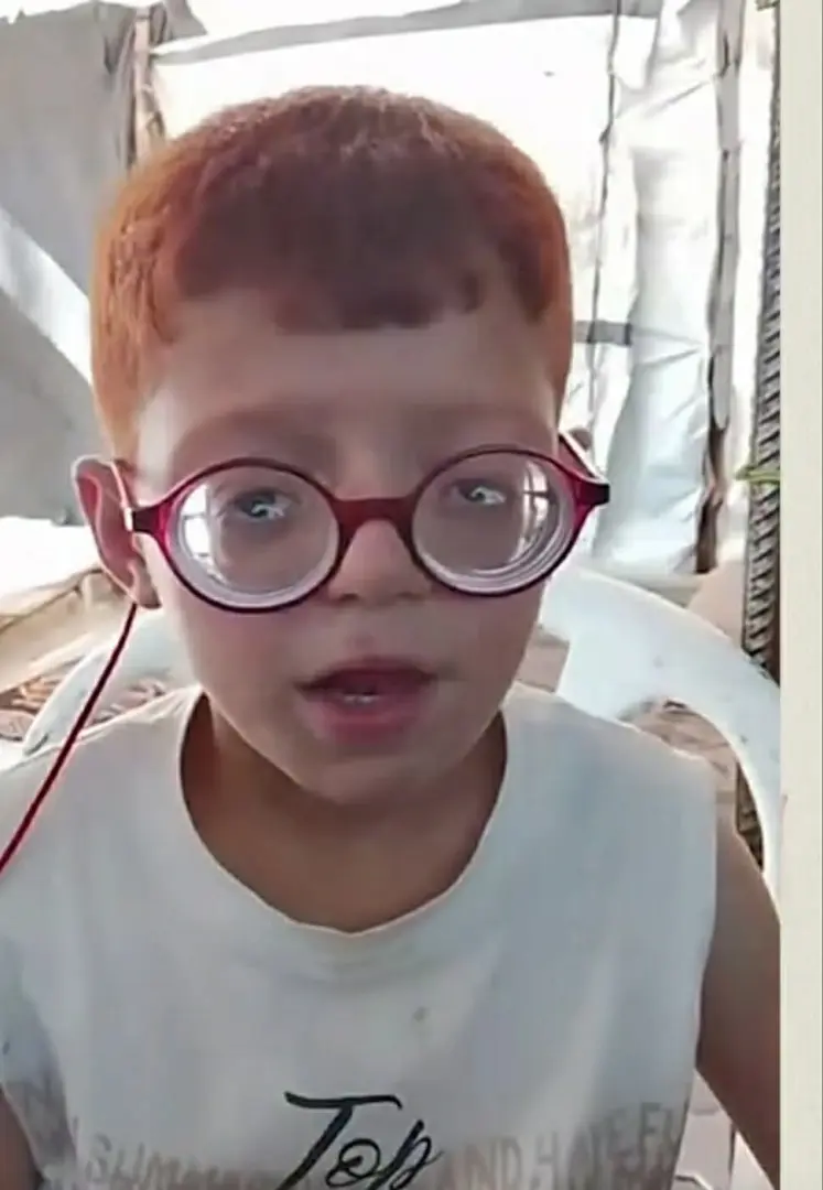 من الدموع إلى الابتسامة.. اللجنة المصرية تعيد الفرحة للطفل أيوب بعد كسر نظارته في غزة