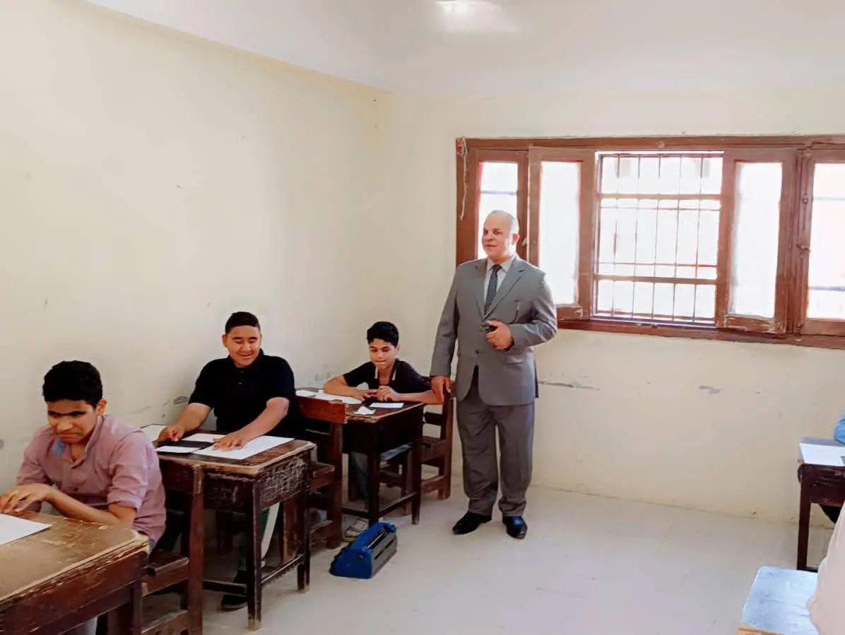 إحالة 5 ملاحظين بلجان الإعدادية للتحقيق خلال جولة مفاجئة لوكيل تعليم الفيوم