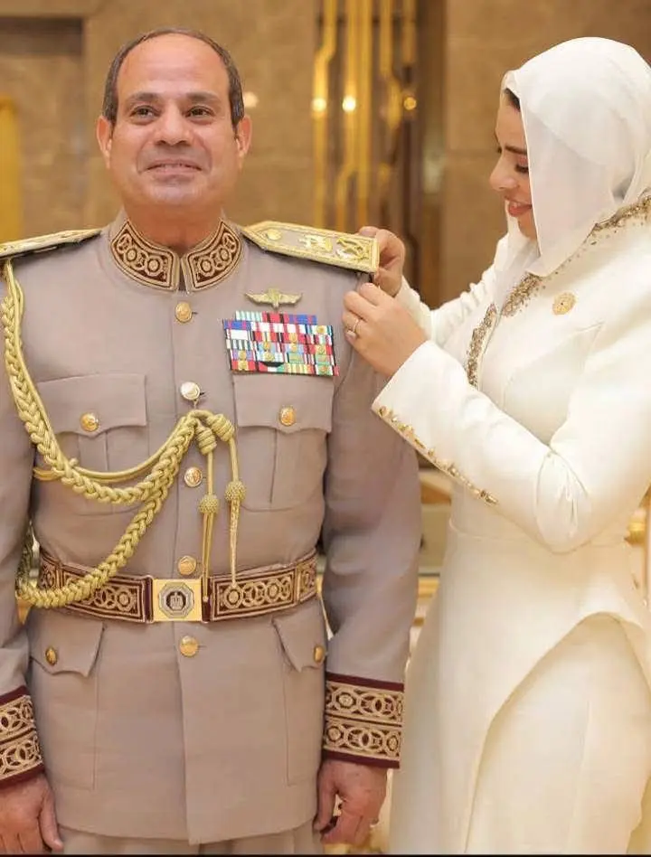 ما سر النقوش الهيروغليفية على فستان آية السيسي في افتتاح الأوكتاجون؟