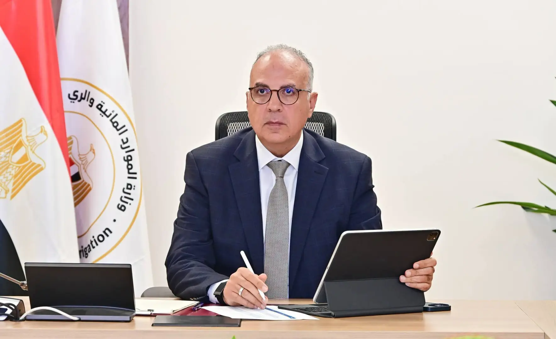 وزير الري يتابع المشروع القومي لضبط نهر النيل ويوجه بإزالة التعديات