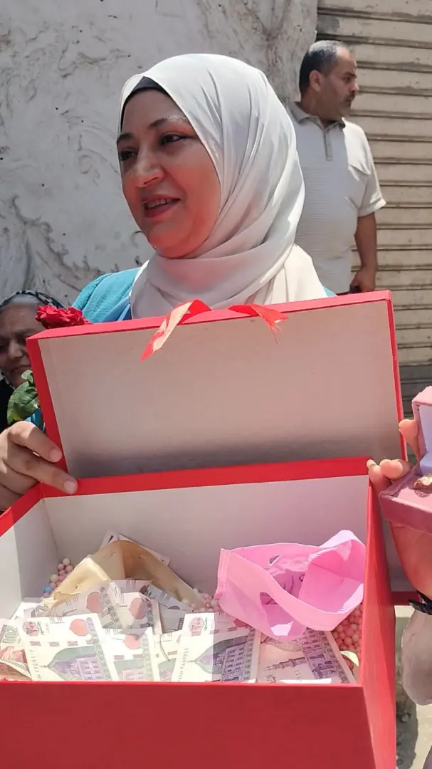 10 آلاف جنيه وخاتم ذهب.. مفاجأة أم لابنتها بعد انتهاء الثانوية العامة بالشرقية