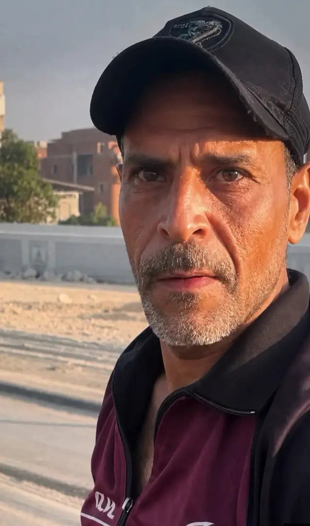 "نظرته كلها قهر".. فيديو عامل الخردة بدمياط يشعل الغضب