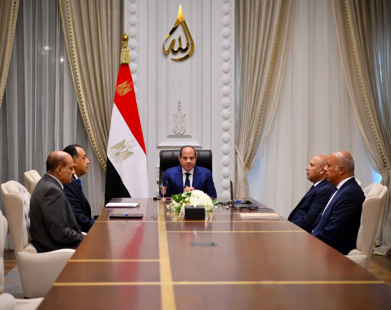 الرئيس السيسي يتابع تطوير الموانئ والقطار الكهربائي السريع ويوجه بسرعة تنفيذ مشروعات النقل