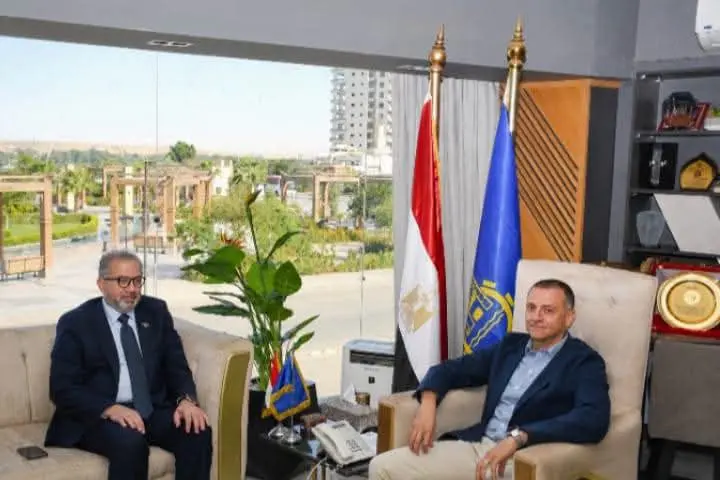 مدير التأمين الصحي الشامل يتابع جاهزية خدماته ويبحث احتياجات المنتفعين بأسوان