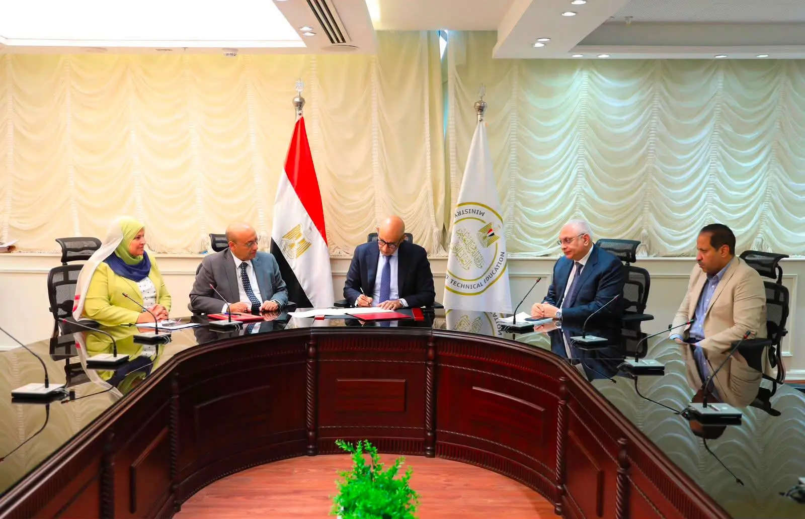 وزير التعليم يعتمد نتيجة الدور الثاني للدبلومات الفنية 2025/2026 بنسبة نجاح 89.49%