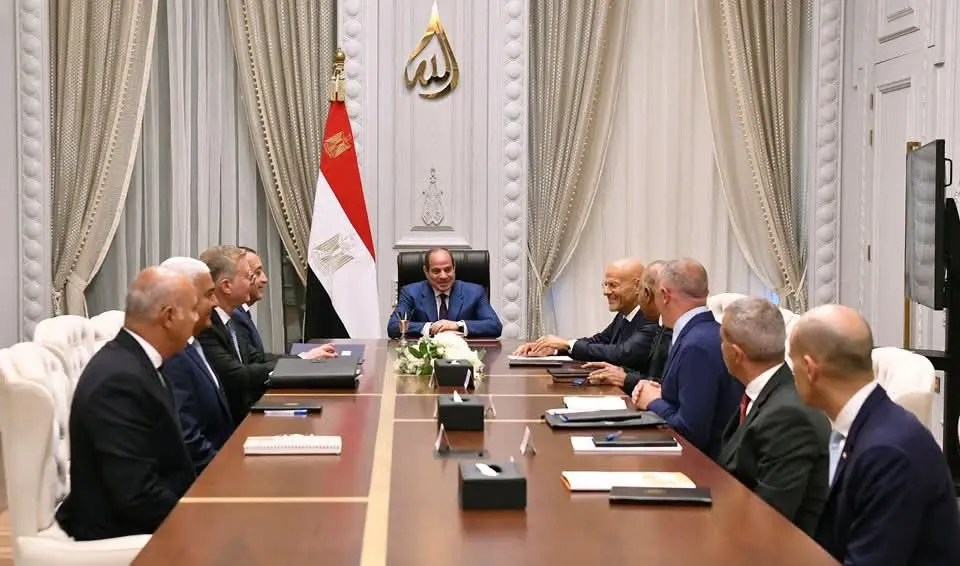 السيسي يستقبل رئيس شركة إيني الإيطالية لبحث خطط زيادة إنتاج الغاز بالعلمين