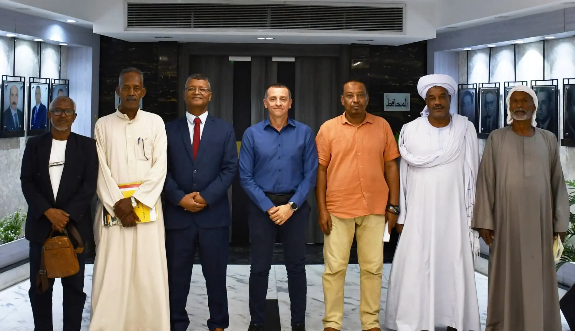 محافظ أسوان يلتقي ممثلي أهالي الكوبانية ويوجه بسرعة دراسة مطالبهم ووضع الحلول العاجلة