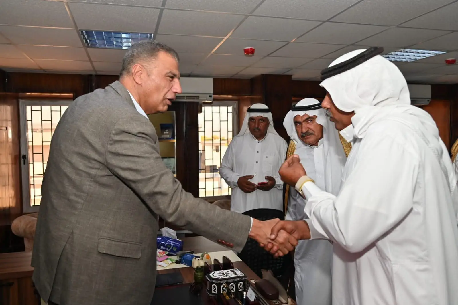 بالأسماء.. محافظ جنوب سيناء يعتمد تعيين شيخين وتجديد الثقة في 8 مشايخ للقبائل