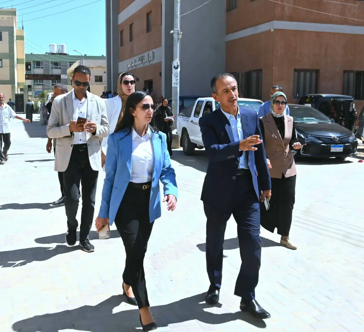 محافظ البحيرة تتابع أعمال تطوير طريق الخدمات وشارع المدارس بقرية بسيدى غازى  بكفر الدوار - fb img 1789561411443