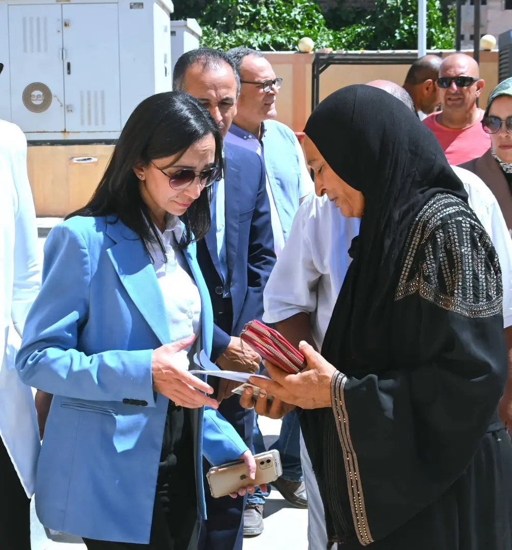 محافظ البحيرة تتابع أعمال تطوير طريق الخدمات وشارع المدارس بقرية بسيدى غازى  بكفر الدوار - fb img 1789561418354