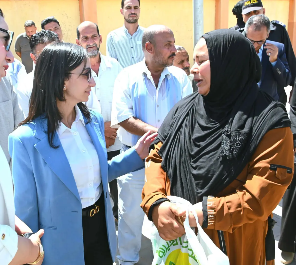 محافظ البحيرة تتابع أعمال تطوير طريق الخدمات وشارع المدارس بقرية بسيدى غازى  بكفر الدوار - fb img 1789561424108