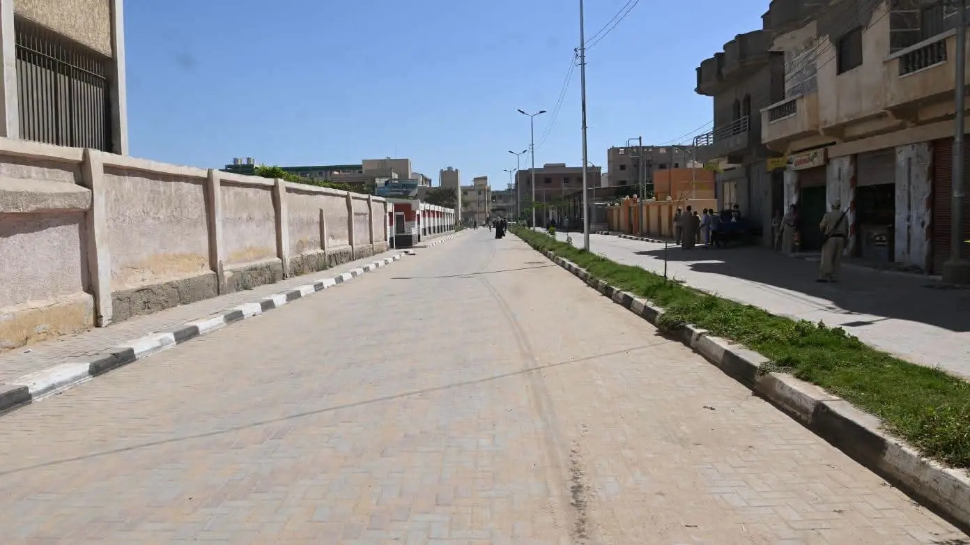 محافظ البحيرة تتابع أعمال تطوير طريق الخدمات وشارع المدارس بقرية بسيدى غازى  بكفر الدوار - fb img 1789561434979