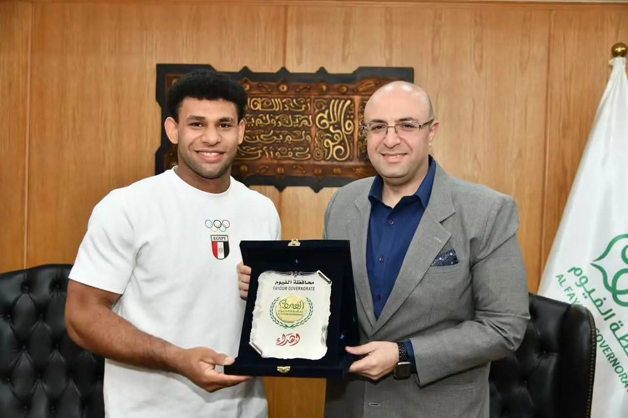 محافظ الفيوم يكرّم بطل رفع الأثقال عبد الرحمن يونس تقديرًا لإنجازاته العالمية