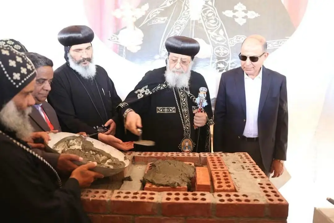 محافظ المنيا والبابا تواضروس الثاني يضعان حجر أساس كنيسة السيدة العذراء مريم والملاك ميخائيل ببني مزار