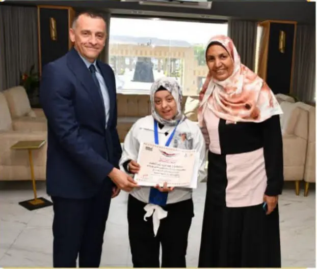 محافظ أسوان يكرم هبة خيري.. الأولى على المحافظة في الإعدادي المهني والأولى جمهوريًا في الفن التعبيري