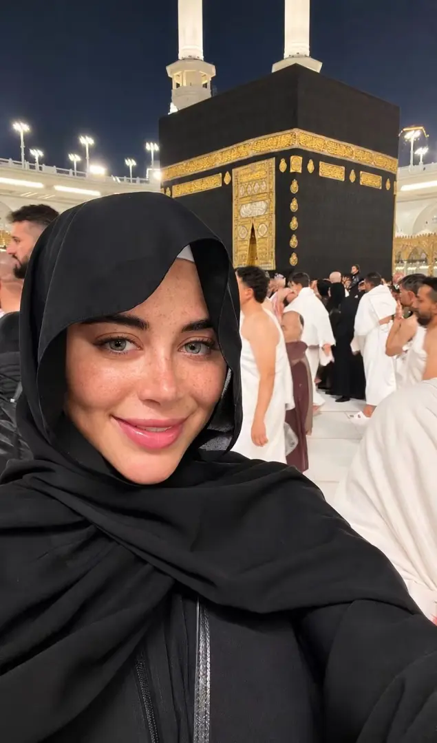 يارا السكري تخطف الأنظار من الأراضي المقدسة بعد أداء العمرة